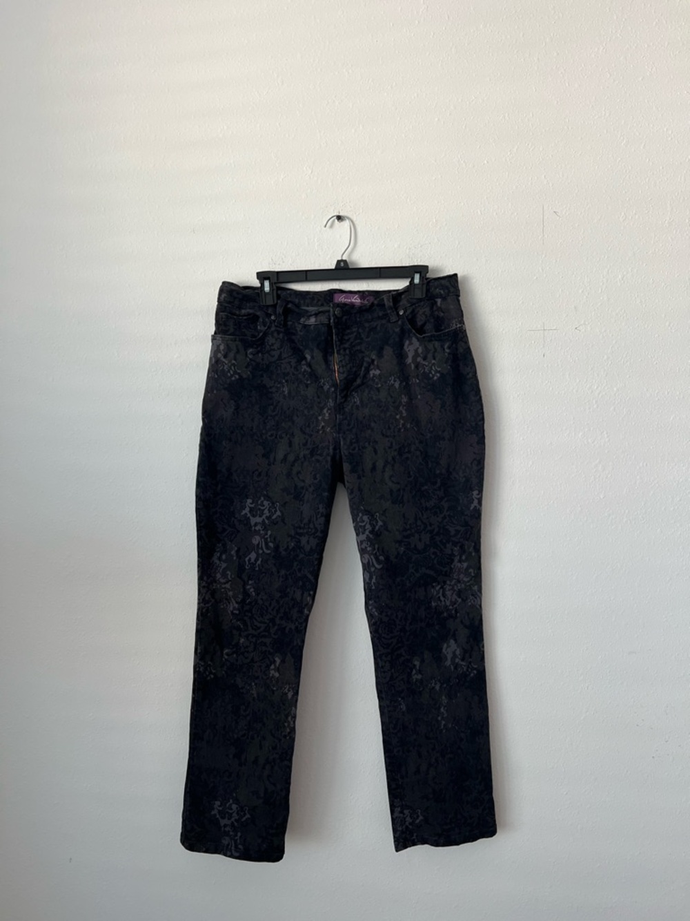 Gloria Vanderbilt Black Jacquard Amanda Straight-Leg Jeans - Picture 5 of 7